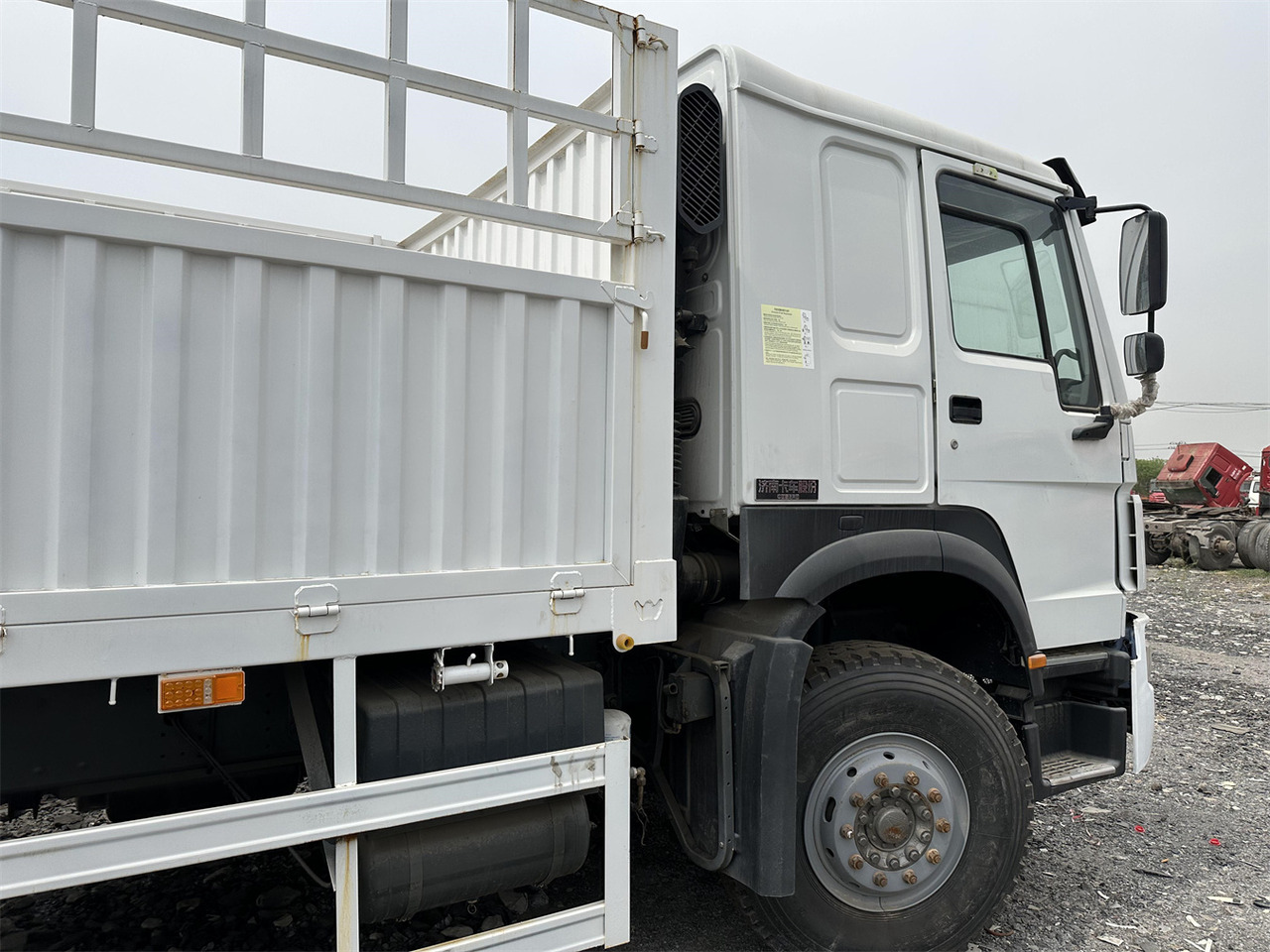 Camion bétaillère pour transport de animaux SINOTRUK HOWO 371: photos 8