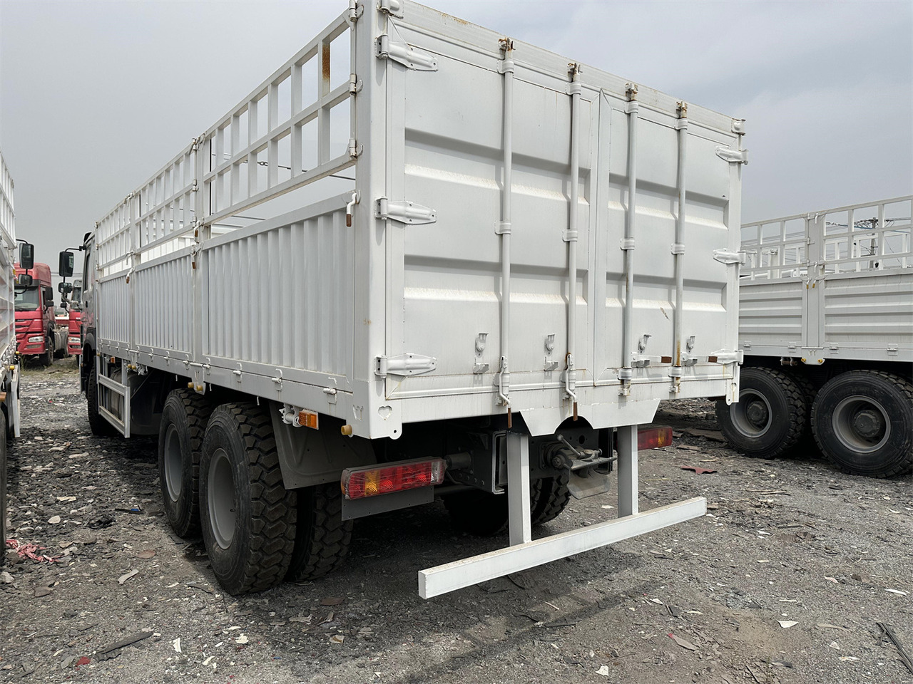 Camion bétaillère pour transport de animaux SINOTRUK HOWO 371: photos 6
