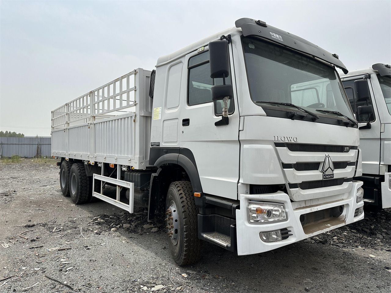 Camion bétaillère pour transport de animaux SINOTRUK HOWO 371: photos 2