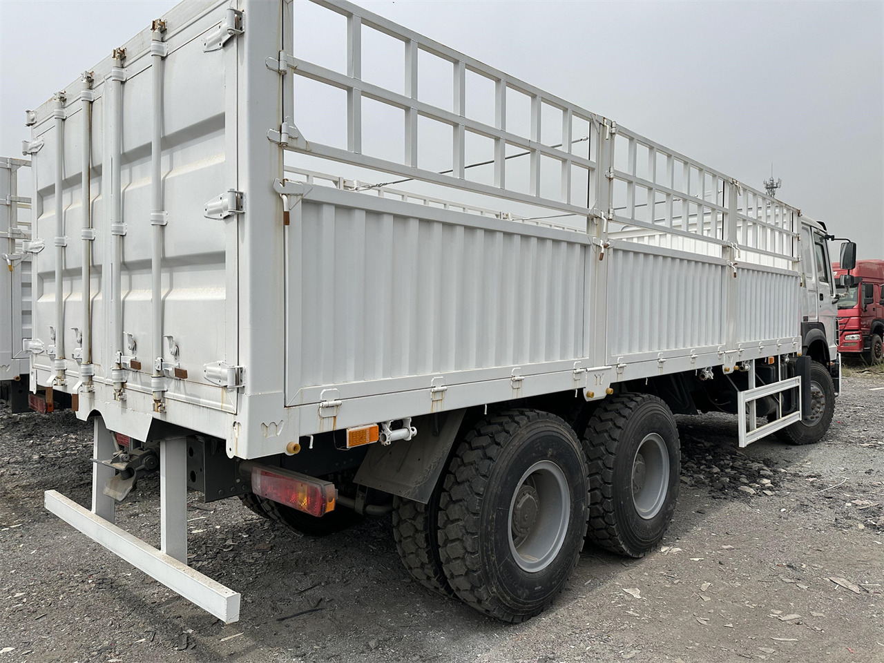 Camion bétaillère pour transport de animaux SINOTRUK HOWO 371: photos 3