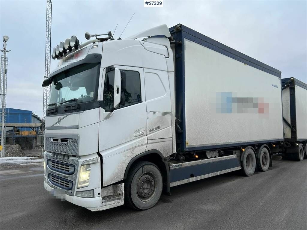 Camion fourgon Volvo FH 6x2 wood chip truck with trailer: photos 22