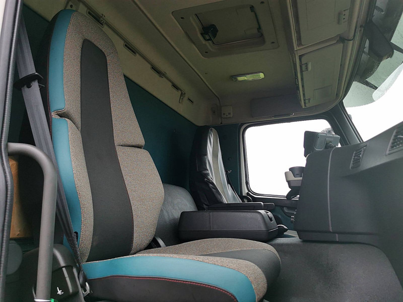 Camion fourgon Volvo FM 330 6x2*4 taillift airco: photos 7