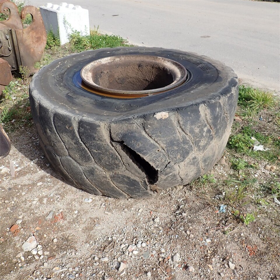 Roue complète pour Chargeuse sur pneus Volvo Hjul: photos 9