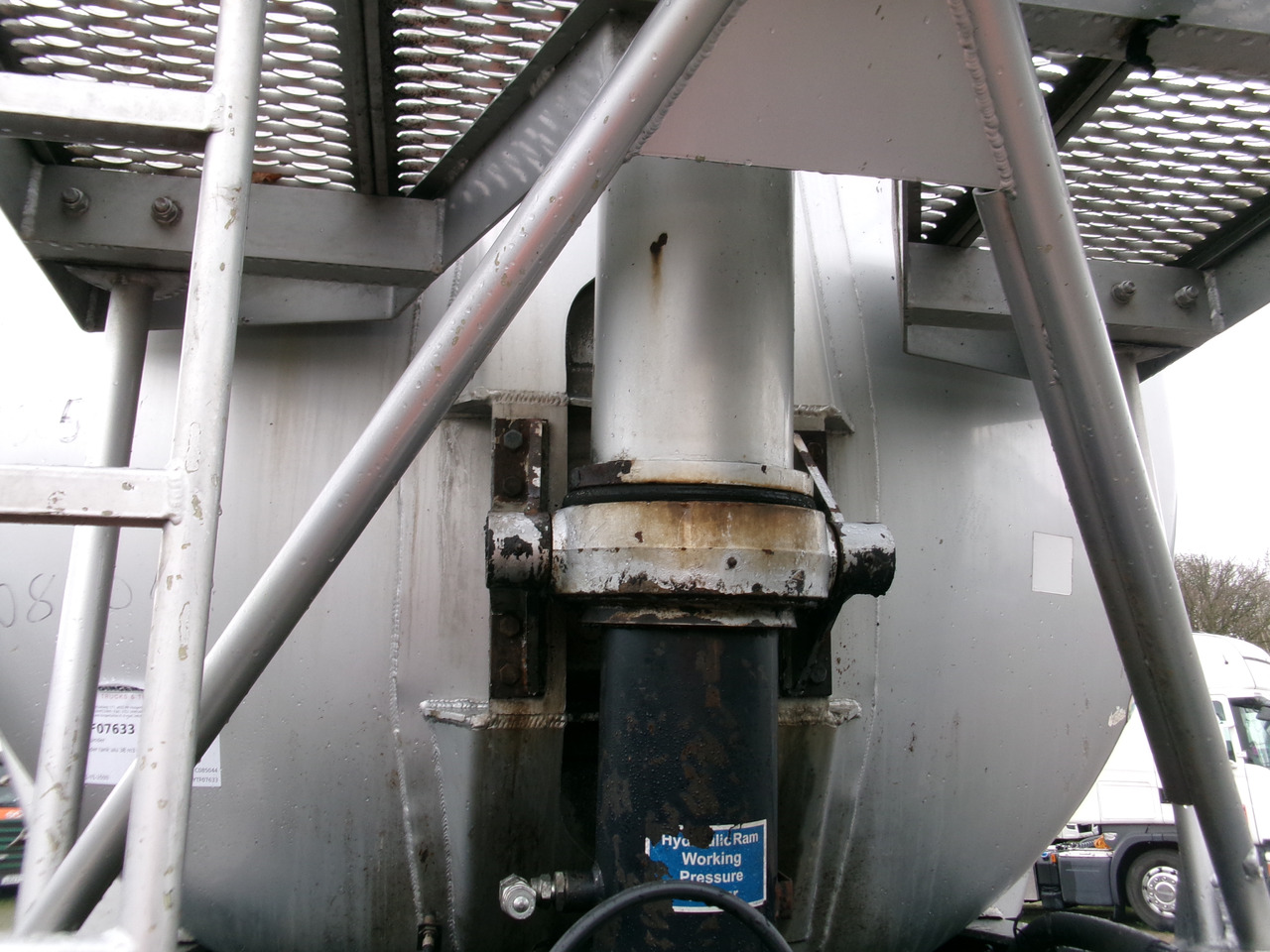 Semi-remorque citerne pour transport de farine Feldbinder Powder tank alu 38 m3 (tipping): photos 15