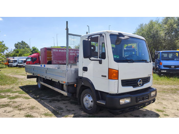 Camion plateau NISSAN