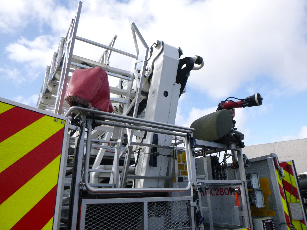 Camion de pompier Scania P310 6x2 RHD fire truck + pump, ladder & manlift: photos 27
