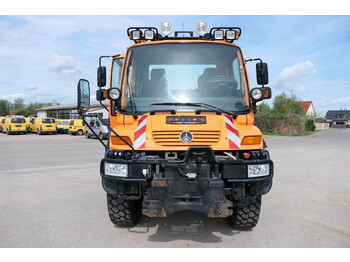 Camion plateau, Véhicule de voirie/ Spécial UNIMOG U400  405/12 AHK KLIMA ZAPFWELLE vorn SFZ KOMMUN: photos 2