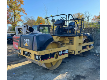 Rouleau compresseur CATERPILLAR