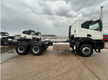 Châssis cabine Iveco T-WAY AT380T43H 6x4 R20 Tyres Chassis - Barcelona Stock: photos 2