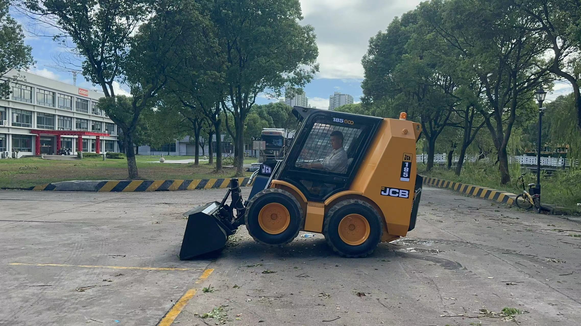 Mini chargeuse JCB ROBOT 185