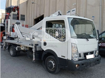 Camion avec nacelle NISSAN