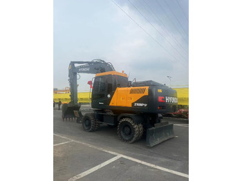 Pelle sur pneus HYUNDAI R210