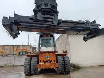 Reach stacker
