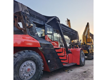 Reach stacker