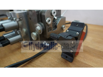 Chargeur frontal pour tracteur pour Camion Full proportional valve 3 sections SPV 20-120 l/min 12 or 24 V plug and play det also available with Walvoil DPX100: photos 2 Chargeur frontal pour tracteur pour Camion Full proportional valve 3 sections SPV 20-120 l/min 12 or 24 V plug and play det also available with Walvoil DPX100: photos 2