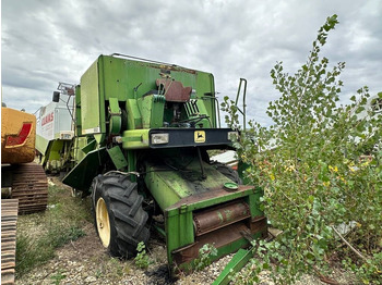 Moissonneuse-batteuse JOHN DEERE