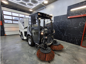 Balayeuse de voirie HAKO