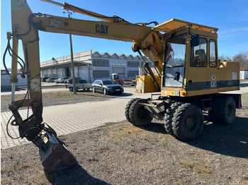 Pelle sur pneus CATERPILLAR