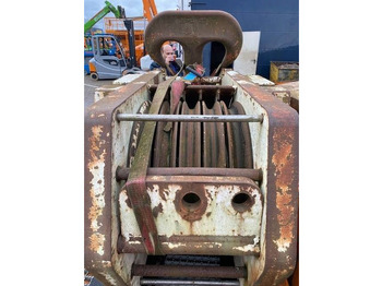 Grue auxiliaire DEMAG