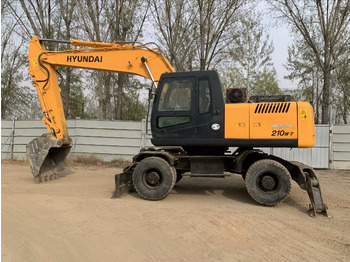 Pelle sur pneus HYUNDAI R210
