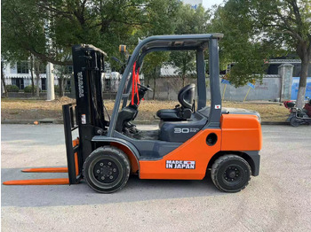 Chariot élévateur diesel TOYOTA 3 ton 8F used japan brand diesel forklift: photos 3 Chariot élévateur diesel TOYOTA 3 ton 8F used japan brand diesel forklift: photos 3