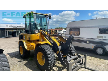 Mini pelle VOLVO L30