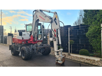 Pelle sur pneus TAKEUCHI