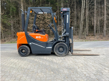Crédit-bail de Doosan D 25 GP Doosan D 25 GP: photos 2