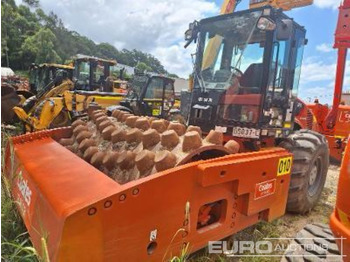 Compacteur CATERPILLAR