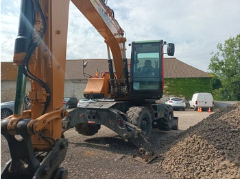 Pelle sur pneus CASE