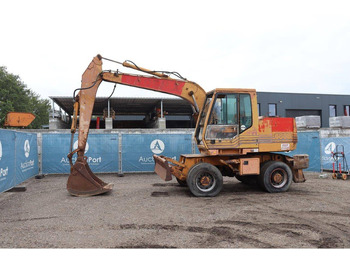 Pelle sur pneus CASE