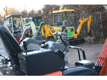 Pelle sur chenille Hitachi ZX17U-5: photos 5