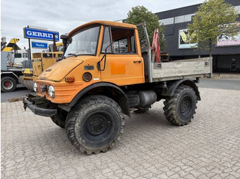 Camion grue UNIMOG