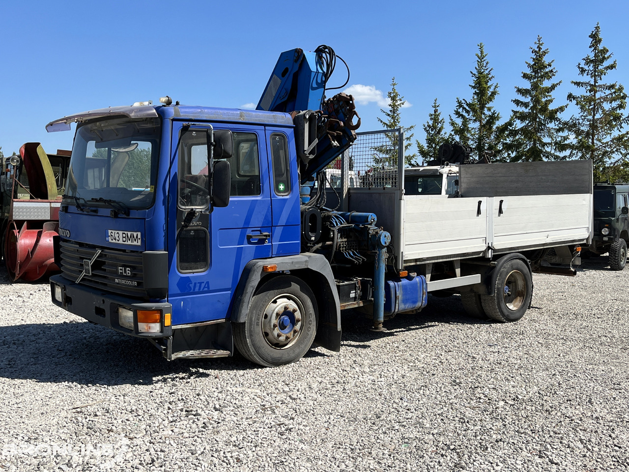 VOLVO FL611 + Palfinger PK 8200 - Camion plateau, Camion grue: photos 1 VOLVO FL611 + Palfinger PK 8200 - Camion plateau, Camion grue: photos 1