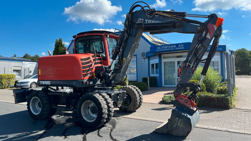 Terex TW85 Mobilbagger 8600 Kg Verstellausleger Terex TW85 Mobilbagger 8600 Kg Verstellausleger - Pelle sur pneus: photos 1 Terex TW85 Mobilbagger 8600 Kg Verstellausleger Terex TW85 Mobilbagger 8600 Kg Verstellausleger - Pelle sur pneus: photos 1