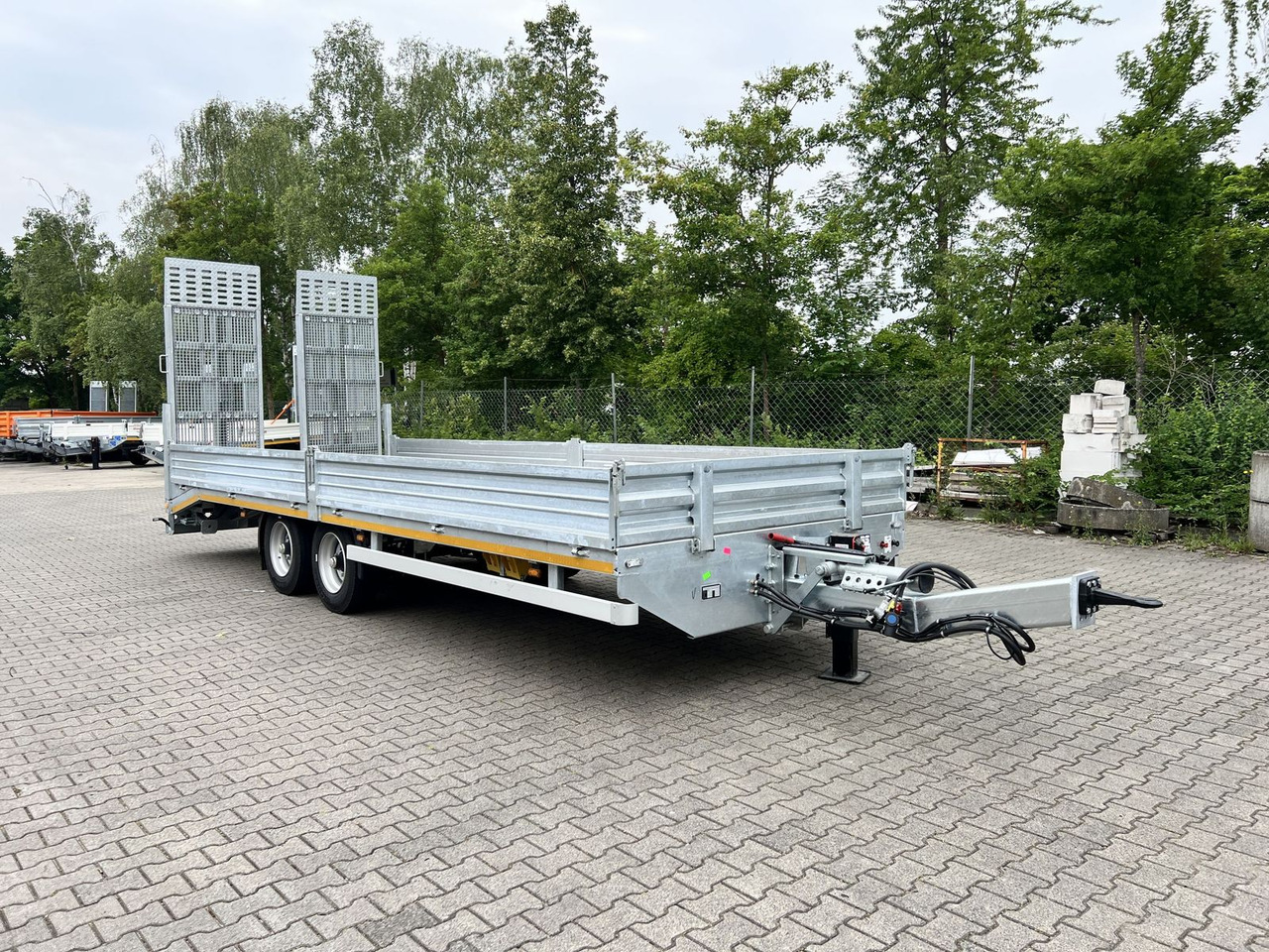 Möslein Neuer Tandemtieflader, 7,28 m Ladefläche, breit - Remorque porte-engin surbaissée: photos 1 Möslein Neuer Tandemtieflader, 7,28 m Ladefläche, breit - Remorque porte-engin surbaissée: photos 1