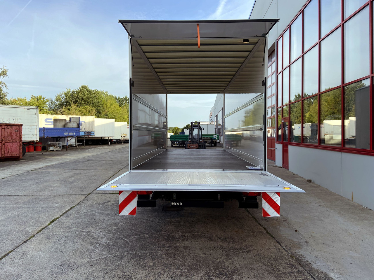 Möslein TK0105D-L Weiß Tandem Koffer, Ladebordwand 1,5 t + DurchladbarNeufahrzeug -- - Remorque fourgon: photos 2 Möslein TK0105D-L Weiß Tandem Koffer, Ladebordwand 1,5 t + DurchladbarNeufahrzeug -- - Remorque fourgon: photos 2