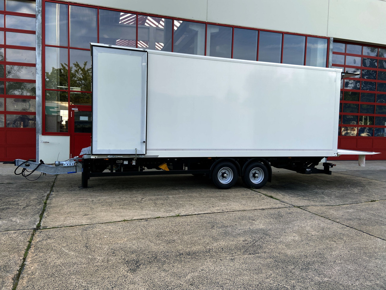 Möslein TK0105D-L Weiß Tandem Koffer, Ladebordwand 1,5 t + DurchladbarNeufahrzeug -- - Remorque fourgon: photos 3 Möslein TK0105D-L Weiß Tandem Koffer, Ladebordwand 1,5 t + DurchladbarNeufahrzeug -- - Remorque fourgon: photos 3