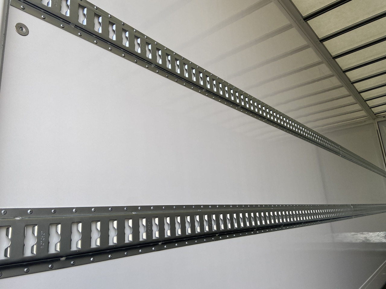 Möslein TKO 105 D 6m weiß Tandem- Koffer, Durchladbar, -- Neufahrzeug -- - Remorque fourgon: photos 4 Möslein TKO 105 D 6m weiß Tandem- Koffer, Durchladbar, -- Neufahrzeug -- - Remorque fourgon: photos 4