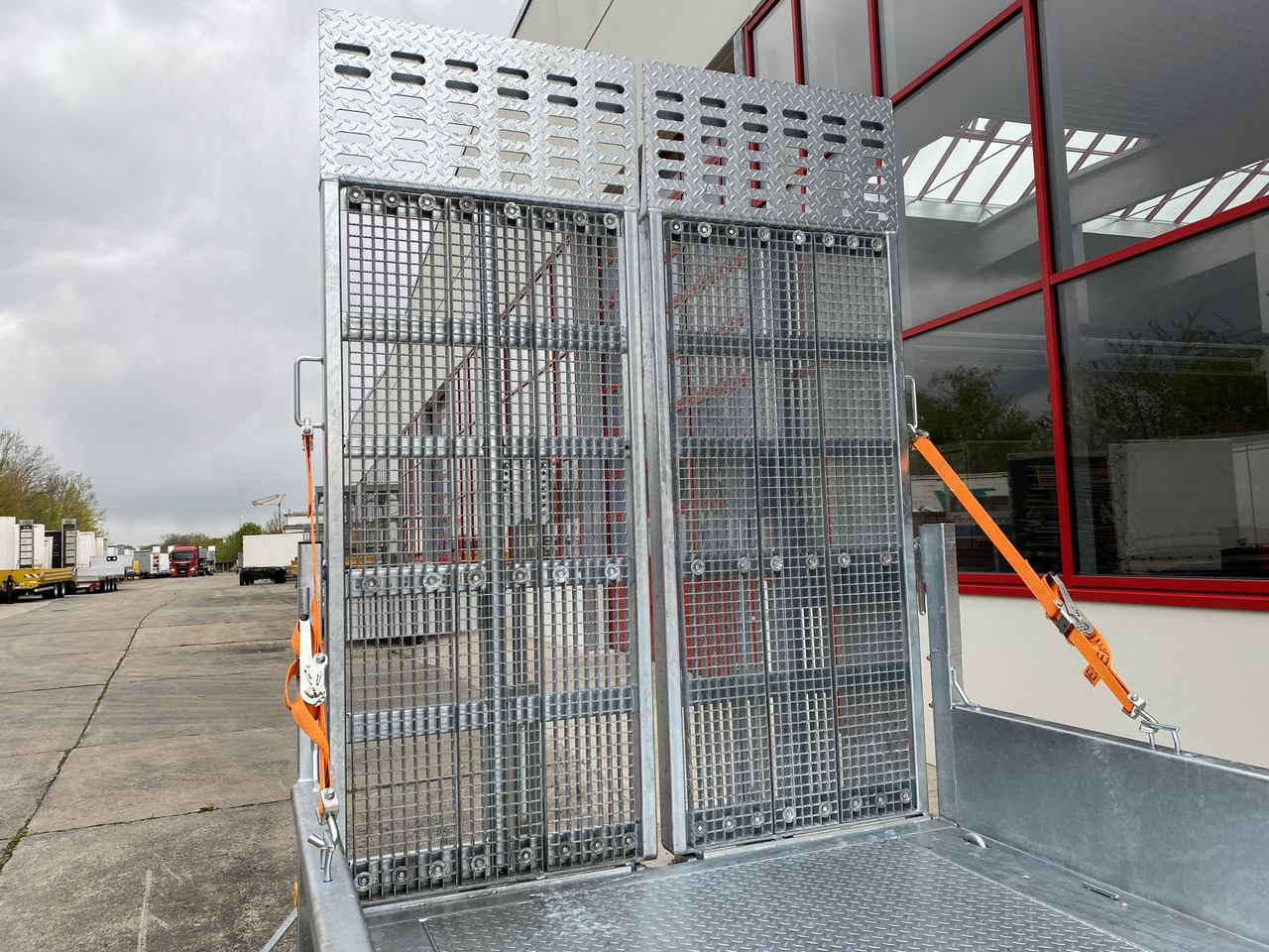 Möslein TT 11-E6x2 hydr. Rampen Tieflader für Fräsen breiten hydraulischen Rampen, Neu - Remorque porte-engin surbaissée: photos 2 Möslein TT 11-E6x2 hydr. Rampen Tieflader für Fräsen breiten hydraulischen Rampen, Neu - Remorque porte-engin surbaissée: photos 2