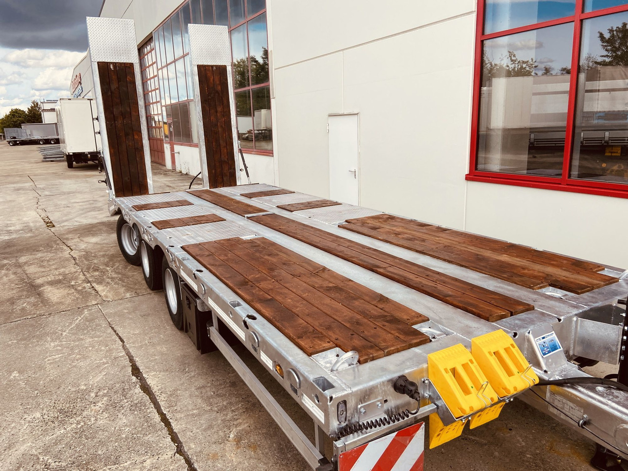 Möslein TT 31 31 t GG Tridem- Tieflader 3 Achs, gelenktNeufahrzeug - Remorque porte-engin surbaissée: photos 3 Möslein TT 31 31 t GG Tridem- Tieflader 3 Achs, gelenktNeufahrzeug - Remorque porte-engin surbaissée: photos 3