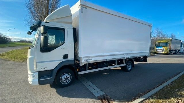 DAF LF 210 8t Pritsche-Plane LBW Tageszulassung DAF FA LF 210 08t Spier Pritsche-Plane - Camion à rideaux coulissants: photos 1 DAF LF 210 8t Pritsche-Plane LBW Tageszulassung DAF FA LF 210 08t Spier Pritsche-Plane - Camion à rideaux coulissants: photos 1