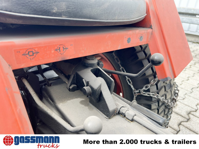 Hako V 490 mit Schneeschild und Ketten - Tracteur communal: photos 3 Hako V 490 mit Schneeschild und Ketten - Tracteur communal: photos 3