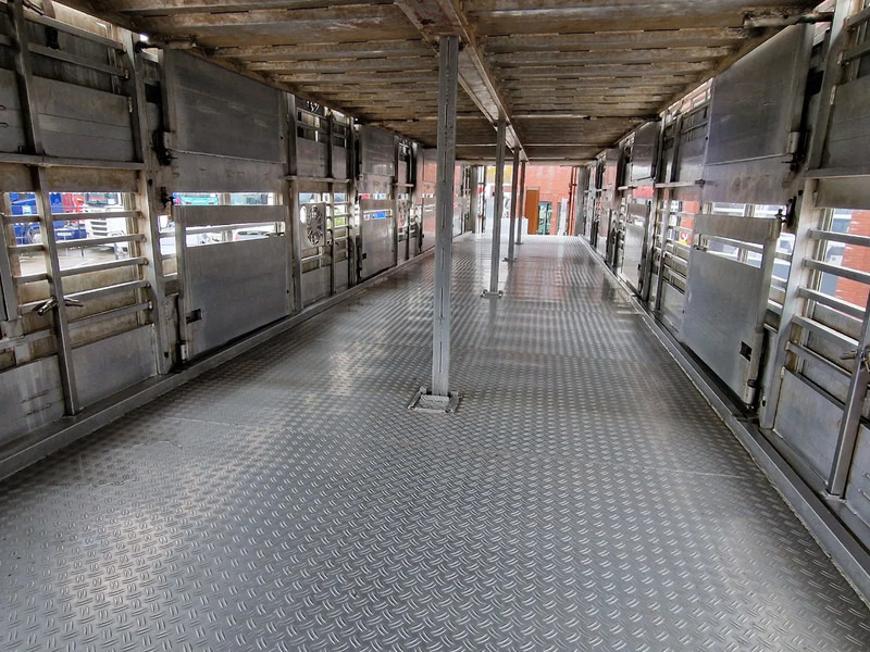 Crédit-bail de CUPPERS 3 deck livestock trailer - Water & Ventilation - Loadlift - Steering axle CUPPERS 3 deck livestock trailer - Water & Ventilation - Loadlift - Steering axle: photos 14