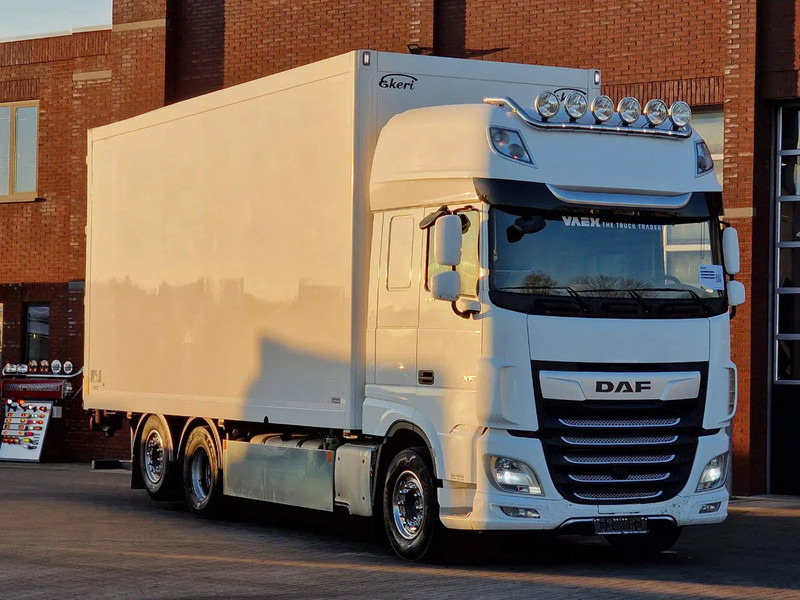 DAF XF 530 SuperSpaceCab 6x2*4 - Ekeri closed box - Loadlift -Steering axle - Full air - Camion fourgon: photos 1 DAF XF 530 SuperSpaceCab 6x2*4 - Ekeri closed box - Loadlift -Steering axle - Full air - Camion fourgon: photos 1