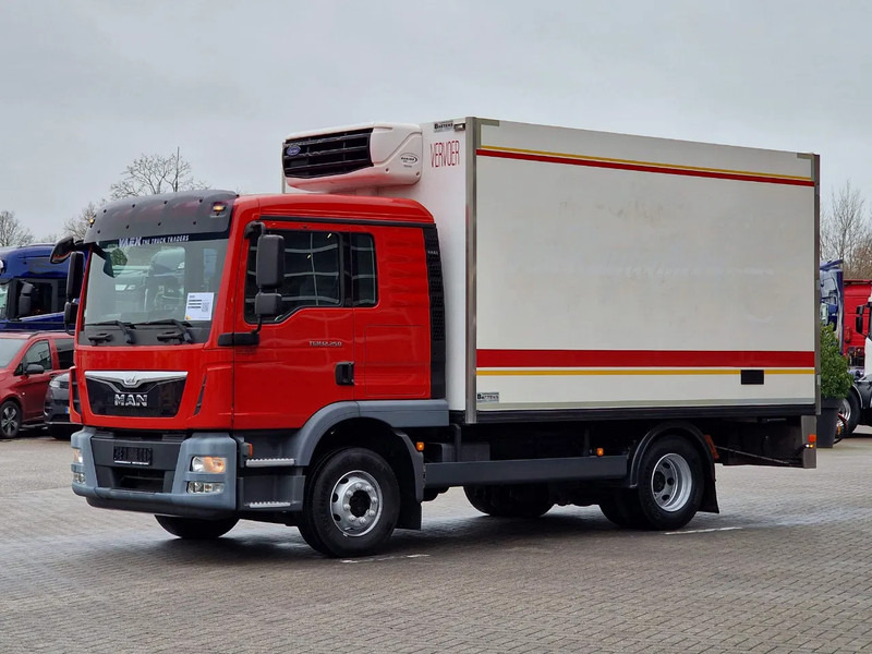 MAN TGM 12.250 Sleepercab 4x2 - Carrier Xarios 600 - Meat Hooks - Vleeshang - Rohrbahnen - Low KM - Camion frigorifique: photos 3 MAN TGM 12.250 Sleepercab 4x2 - Carrier Xarios 600 - Meat Hooks - Vleeshang - Rohrbahnen - Low KM - Camion frigorifique: photos 3
