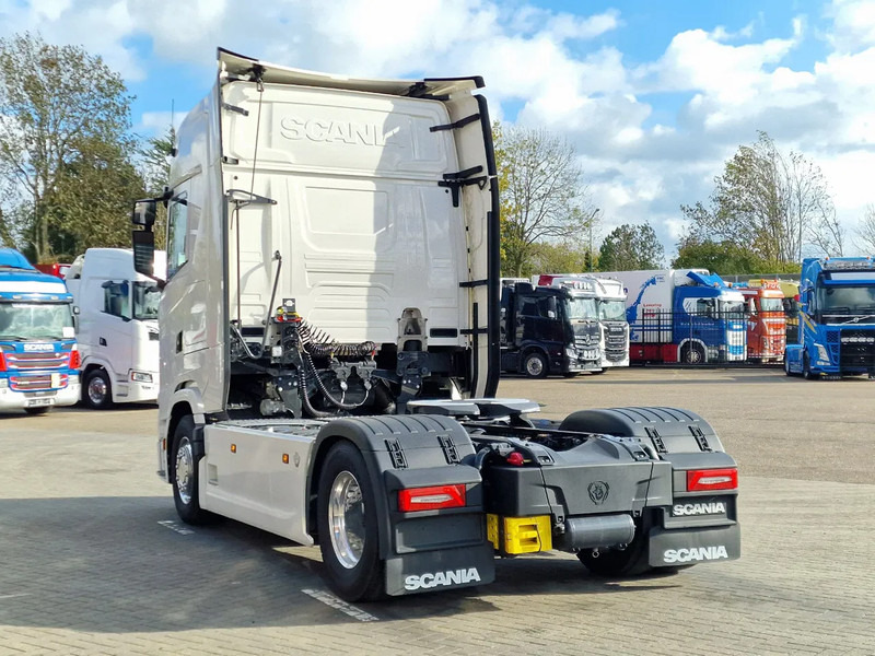 Scania 590S V8 NGS Highline 4x2 - New - Retarder - Leather - Alloy wheels Led - Navi - NEW! - Tracteur routier: photos 5 Scania 590S V8 NGS Highline 4x2 - New - Retarder - Leather - Alloy wheels Led - Navi - NEW! - Tracteur routier: photos 5
