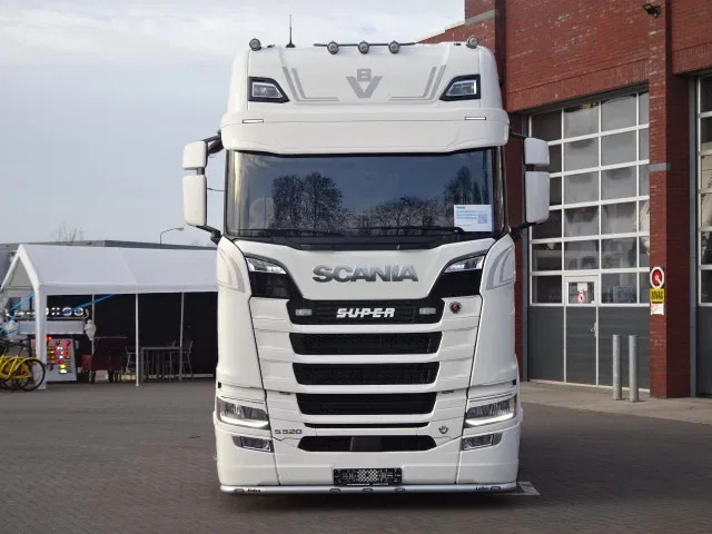 Scania 590S V8 NGS Highline 4x2 - New - Retarder - Leather - Alloy wheels Led - Navi - NEW! - Tracteur routier: photos 2 Scania 590S V8 NGS Highline 4x2 - New - Retarder - Leather - Alloy wheels Led - Navi - NEW! - Tracteur routier: photos 2