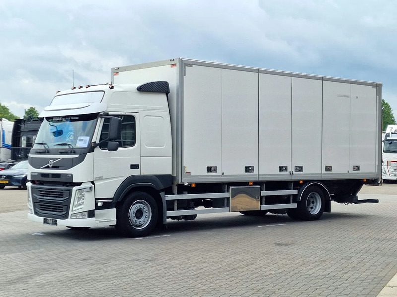 Volvo FM 330 Globetrotter 4x2 Box with sidedoors - Loadlift - Low KM - Full air - Camion fourgon: photos 3 Volvo FM 330 Globetrotter 4x2 Box with sidedoors - Loadlift - Low KM - Full air - Camion fourgon: photos 3