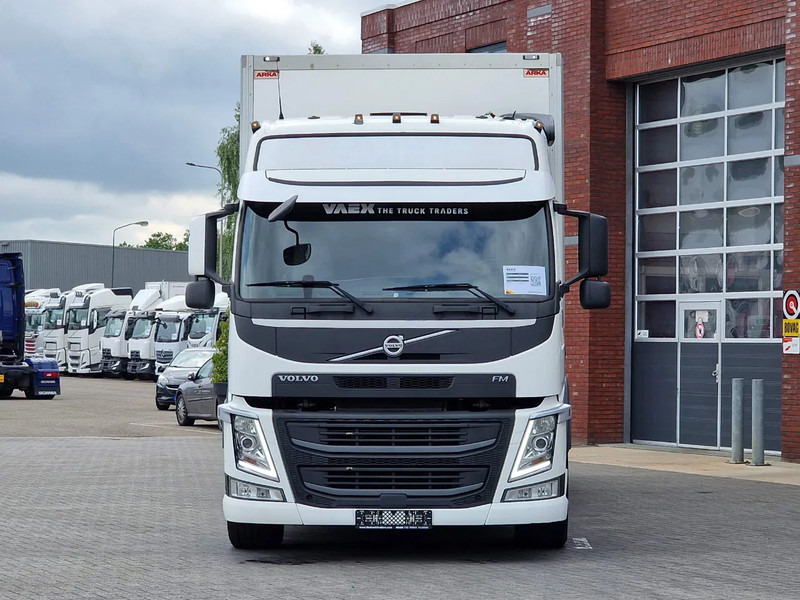 Volvo FM 330 Globetrotter 4x2 Box with sidedoors - Loadlift - Low KM - Full air - Camion fourgon: photos 2 Volvo FM 330 Globetrotter 4x2 Box with sidedoors - Loadlift - Low KM - Full air - Camion fourgon: photos 2